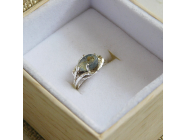 Bicolor blue sapphire ring